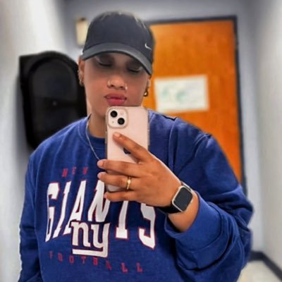 natittyxvgemini's profile picture. big lips eating food