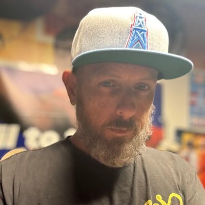 el_tees_dos's profile picture. state raised