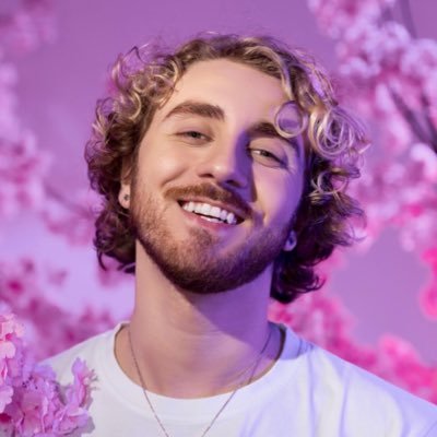 universdesora's profile picture. J’fais des blagues un peu nulles mais j’aime ça contact@soraproduction.fr