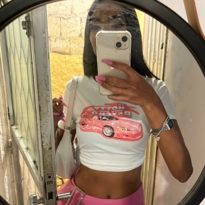 eu_lari7's profile picture. 