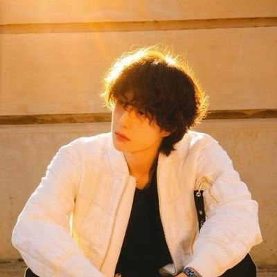 yiibowyb's profile picture. UNIQ组合成员，歌手，演员，舞蹈家，自由自然探险家，职业汽车和摩托车赛车手