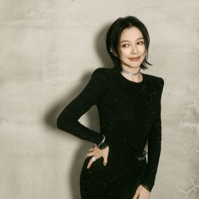 mochik030's profile picture. Ah… 頬、南風 吹く方へと影、駆けて行く色っぽいね 遠く見ているあなたの砂乗っけた胸が踊り出す