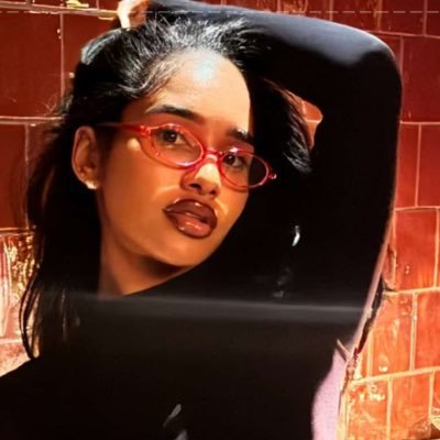 blaccgirldiary's profile picture. pretty girls make me nervous ໒꒱