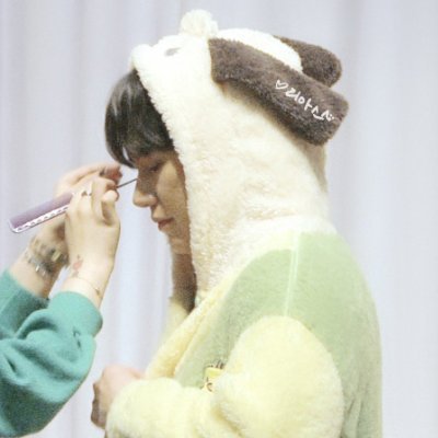 gyuyomi88's profile picture. 기다렸다 포기했다 내 일상이야
숨을 쉬고 물을 마셔 그러다 아파
그리하여 마음은 부서질 것이나 부서진 채로 살아가리라