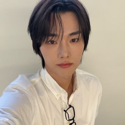 soufflefrouid's profile picture. (FICTIONAL) Rowan Theodore Yoo • Ravenclaw — 1MS2012 ; The magic is found in order. I seek only the still point.