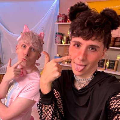 _Phlesbian_'s profile picture. 👩‍❤️‍💋‍👩🏳️‍🌈they/them 🏳️‍🌈👩‍❤️‍💋‍👩 proud watcher since I was 14 (2013) and now I’m ancient