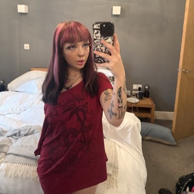 dreamyAlice07's profile picture. Inbox open to the bold-hearted