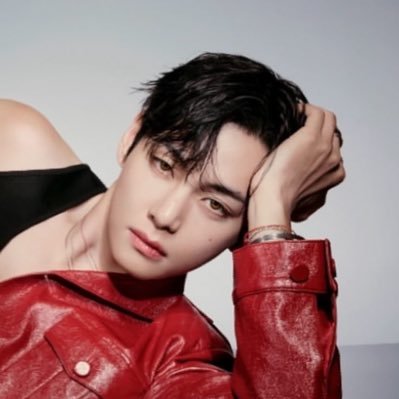 hewwotae's profile picture. holding taehyung’s hand