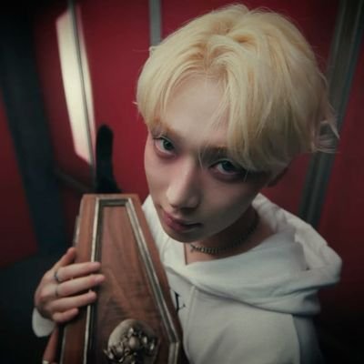 loveisb4ned's profile picture. 