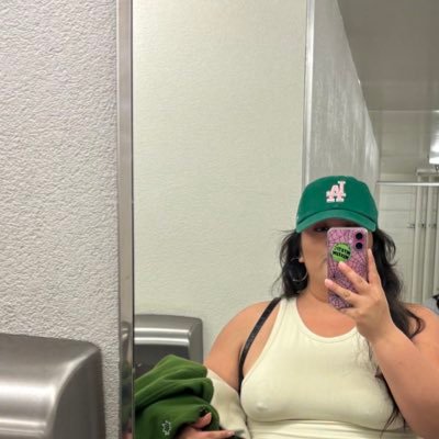 maaybe_baaby's profile picture. funnier in person