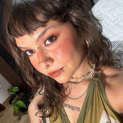 gvnbrll's profile picture. uma personalidade baseada em tatuagem, academia, bissexualidade e metalcore