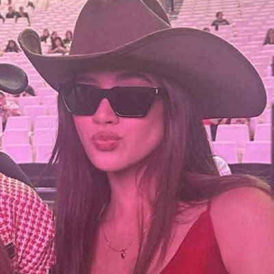 iluvees's profile picture. instagram : valentlo | tiktok : iluvees