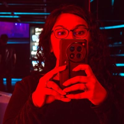 uncagedvini's profile picture. ek sau solah chand ki raatein, ek tumhare kaandhe ka til 🌙