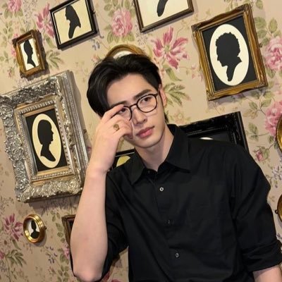 2ijw0o's profile picture. saw enha, blackpink, & tubatu!