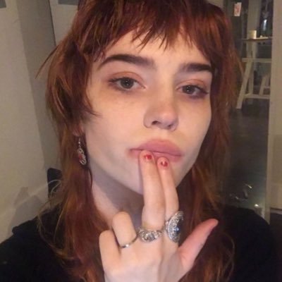 lezzbos's profile picture. ur lesbian best friend obsessed with sapphic shows