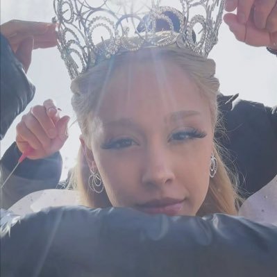 glndathgood's profile picture. dm me for permission before speaking on elphaba and glinda