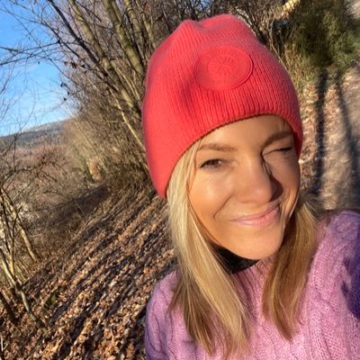 HrdlickovaLU's profile picture. Ptám se na @cnnprima, píšu, občas běhám, krotím svoji dceru a zapíjím to dobrým kafem a vínem. Fandím ženám, papíru a hudbě. exForbes, exEconomia. exHrdličková