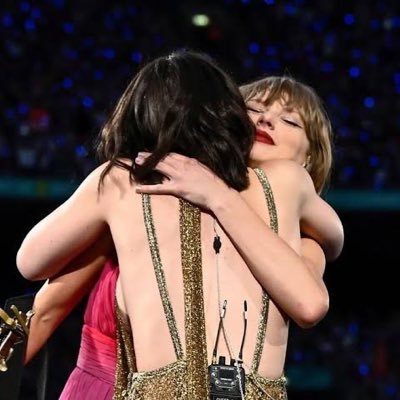 SlayDontGo's profile picture. 🇨🇦 | 🩷🤍🧡 | 🐶🐱🌿 ✡︎