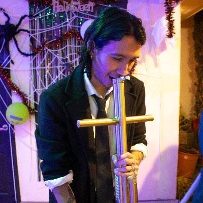 knox203's profile picture. ¿Qué haces aquí? Consíguete algo mejor que hacer, no es difícil, de verdad