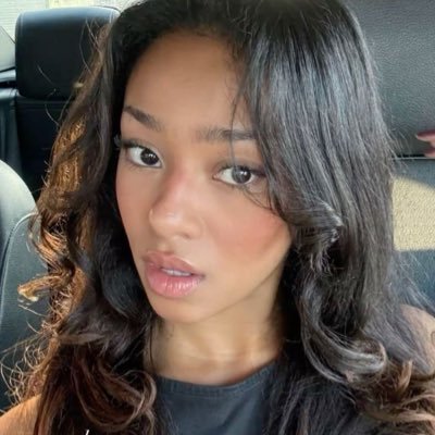 rosiesrhollie's profile picture. ⠀ ⠀ ⠀ eat zucchini 🥒