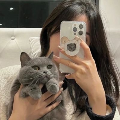 evelyn_d38165's profile picture. Your daily dose of creativity, delivered. 🖌️ Offering unique, high-quality art prints. Check out the latest drop