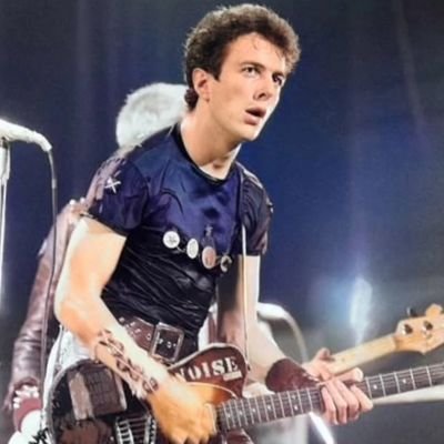 Black_murcia's profile picture. Convirtiéndome en cuchilla andante. Ando sobre cenizas y no consigo que mi corazón lata al compás adecuado.