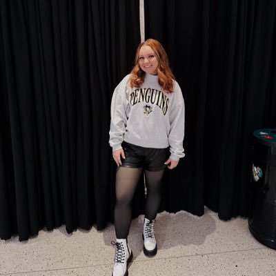 gabb1eb3thune's profile picture. huge hockey girl