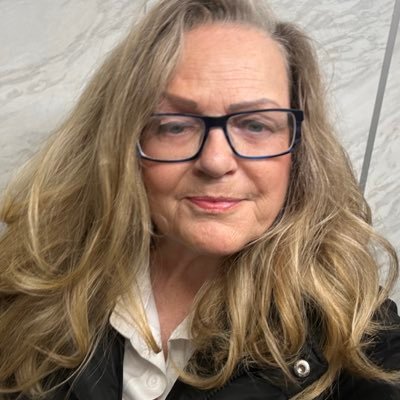 monica_med_c's profile picture. Raderar vi historien eller gör om den,har vi ingen framtid☀️Sigma.Älskar mörk rom🥃hösten och vintern,Hans Zimmer och Quentin Tarantino och t-bana.