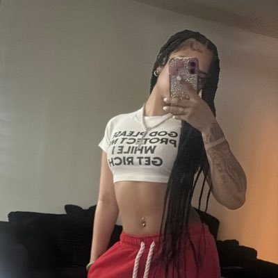 primabrat's profile picture. u found the princess ⚝