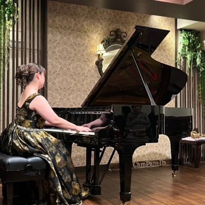 Merumaru8888's profile picture. 子どもの頃からピアノが大好きで音大を目指すが、経済的な理由で断念💔20年以上のブランクを経て2024年4月にピアノを再開。節約の為、レッスンを受けず独学で、耳と心の感覚を頼りにピアノと向き合っています🎹シンママで仕事と家事育児に追われるが、ピアノとスイーツが心の拠り所🥰