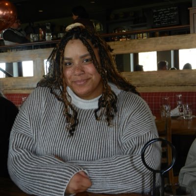 movieswithdes's profile picture. 30 • them/her • self proclaimed film buff, widely acclaimed bad bitch • Host of What’s on Tonight? Film Pod 🩷🤍🧡