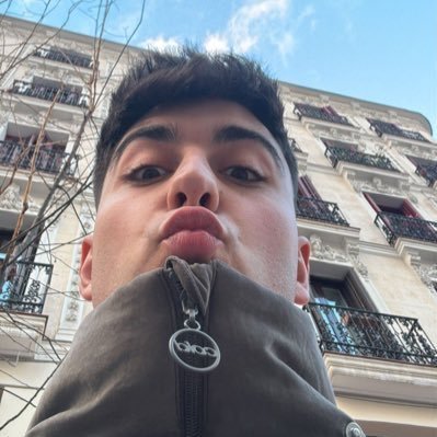 rompeolastan's profile picture. bon diumenge! disco grabado! 🌅😻