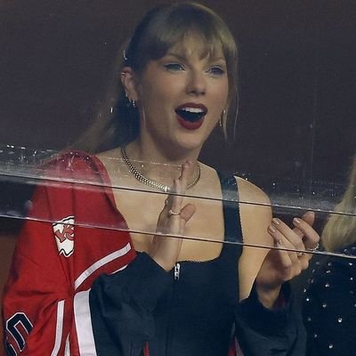 itwasmaroon1l's profile picture. Trash takes itself out every single time. 
-Taylor Swift 💋