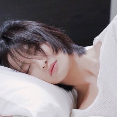 hoejoongie's profile picture. Manos Hoemate. Idk what’s goin on 98% of the time I’m 25, my back hurts, everythin I say is to 98% a joke, minors please leave and don’t interact w/ my 18+ twts