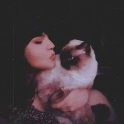 barbeapaparose's profile picture. Autista nível 2 de suporte.
Amo artes, música boa e entretenimento.
Fã do Steven Tyler. Amante da natureza.
Louca por cerejas, vintage, cottage core e por rosa.