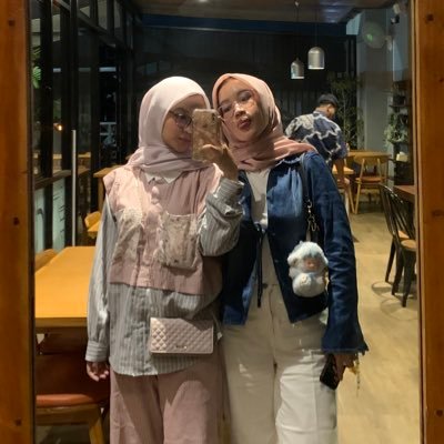 raracomfyplace's profile picture. certified yapper