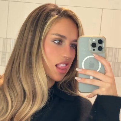 BombshellValLC's profile picture. 🫳🙃Southie Gal Val @CrucibleAcademy • @FowlPlayJax 🎵❤️ • @BienHabille_ & Gemstone Gallery model (role play)