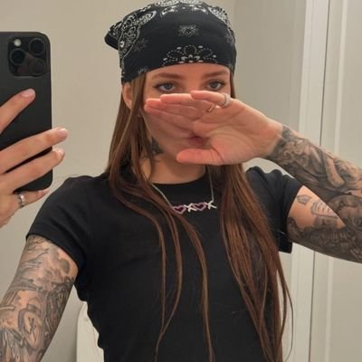 romznces's profile picture. 