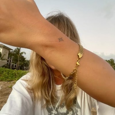 chamilaz's profile picture. Vivo muito melhor sem instagram. Ateia, médica desiludida com a medicina, mestranda e namorada da mulher mais linda do mundo