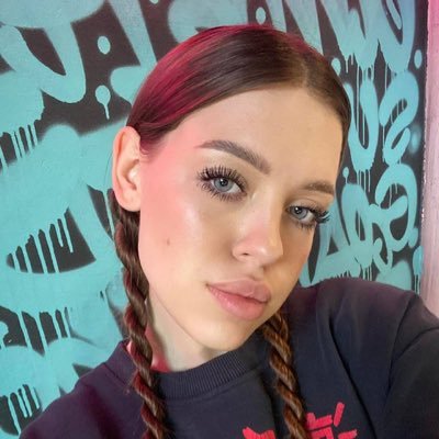 shayleekylaa's profile picture. Inbox open to the bold only