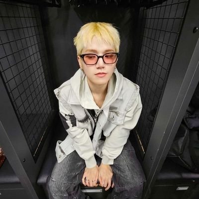 atlitude's profile picture. “𝘌𝘷𝘦𝘳𝘺𝘵𝘩𝘪𝘯𝘨'𝘴 𝘧𝘶𝘯! 𝘦𝘹𝘤𝘦𝘱𝘵.. 𝘵𝘩𝘦.. 𝘴𝘵𝘢𝘪𝘳𝘴.. ” 𝘽𝙡𝙖𝙘𝙠, Edgar. 𝘙𝘢𝘷𝘦𝘯𝘤𝘭𝘢𝘸. 2004.