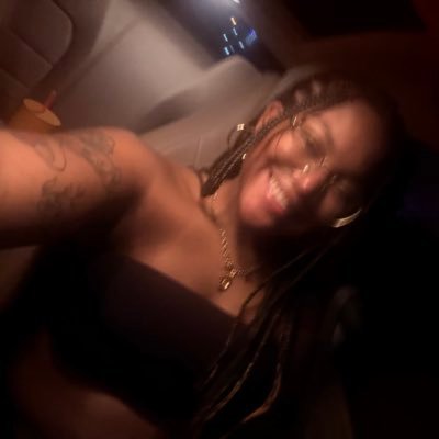 ayyy_itsnaya's profile picture. habitual line stepper