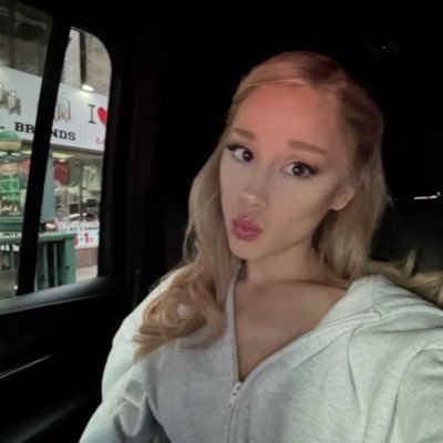 N0AHSIC0NIC's profile picture. the queen