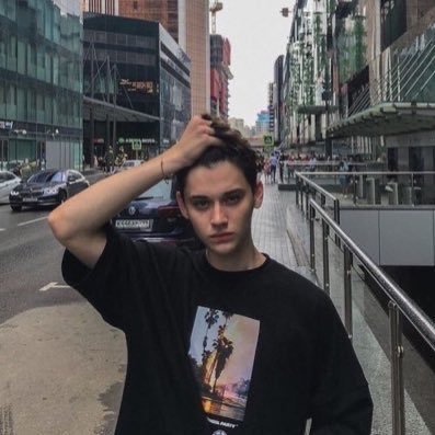 f_oy2's profile picture. كن عزيزاً غائبا، ولا تكن حاضراً بلا قيمة