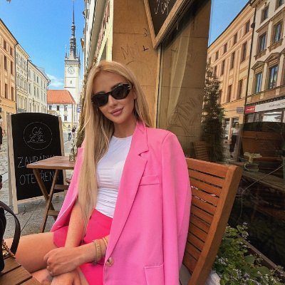 ElenaTravels_'s profile picture. Love food🥘, I like to enjoy every wave 🌊, running makes me energetic 🏃‍♀️, I love red wine 🍷, I love traveling ✈️, I uphold justice ⚖️