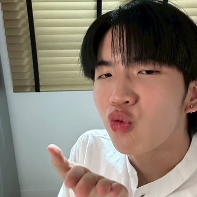 Oumaim_jrn's profile picture. 