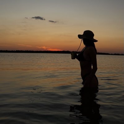 yzyflo's profile picture. a thought is love’s currency