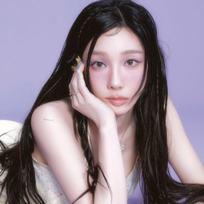 hiraitaengo's profile picture. ela tem uma tristeza enorme dentro dela mas pensa numa menina que ri ate do vento