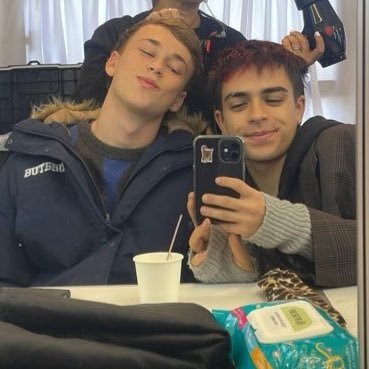 forreficco's profile picture. Acostumbrada a ser yo la que siempre empuja Fingiendo estar contenta aunque el corazón se me estruja