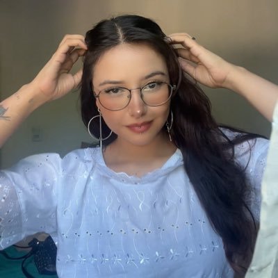 sftyinsxt's profile picture. 🪐 ␥ caminhos abertos cheios de axé | baixa frequência afetiva | gatos, plantas & cafeterias | cottagecore aesthetics | abençoada sempre  ➵ side: @drksttie ␥